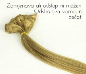 Reklamcije in vračila 3 Snop dolgih, ravnih, blond lasnih podaljškov, pritrjenih z rumenim trakom. Besedilo v slovenščini se glasi "Zamjenava ali odstop ni možen! Odstranjen varnostni pečat!" kar v prevodu pomeni "Zamenjava ali dvig ni mogoč! Varnostni pečat odstranjen! Reklamcije in vračila ne sprejemamo.