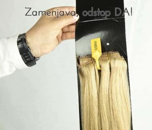 Reklamcije in vračila 2 Roka, ki drži paket blond lasnih podaljškov na belem ozadju. Oseba nosi uro in belo srajco z dolgimi rokavi. Besedilo na vrhu slike se glasi: "Zamenjava, odstop DA! Vračila in reklamacije sprejete.