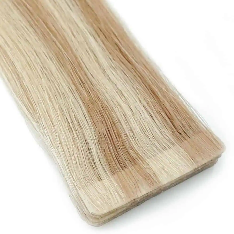 Katere so Različne Vrste Lasnih Podaljškov? 3 Naravni tape in podaljški v svetlo blond barvi, prikazani od blizu, idealni za dodajanje dolžine in volumna las. Visokokakovostni materiali zagotavljajo naraven videz in enostavno uporabo.