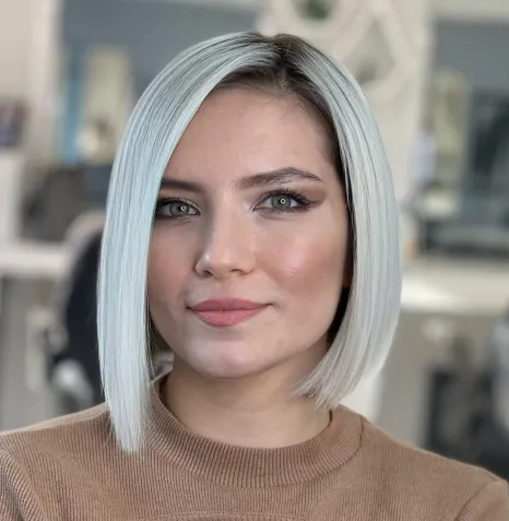 Idealne in zgrešene pričeske za okrogel obraz 4 Asimetrični sleek blunt bob z ravnimi linijami, ki poudari ličnice in podaljša okrogel obraz