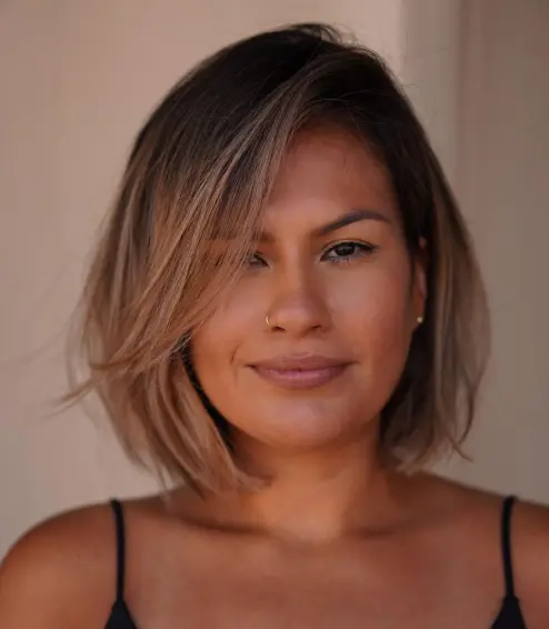 Idealne in zgrešene pričeske za okrogel obraz 3 Bob frizura s stransko počešenim frufrujem, ki uravnoteži poteze okroglega obraza