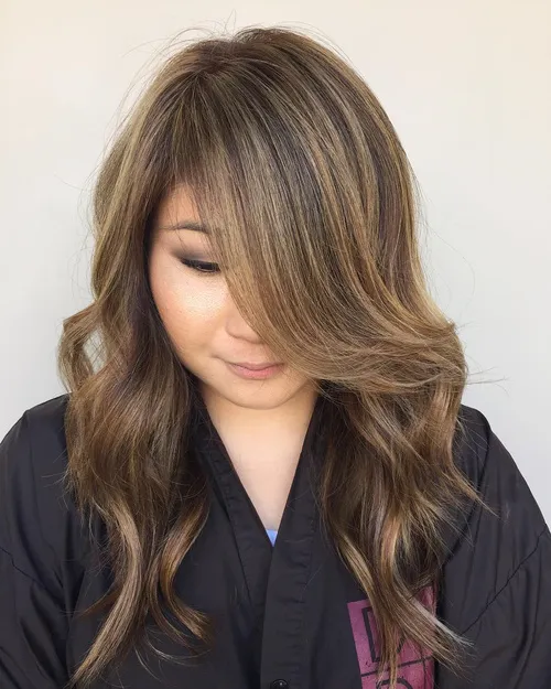 Idealne in zgrešene pričeske za okrogel obraz 8 Dolgi sloji s poudarki in stranskim razdelkom, ki optično podaljšajo okrogel obraz