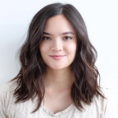 Idealne in zgrešene pričeske za okrogel obraz 10 Mehki valovi do ramen s stranskim razdelkom, ki uravnotežijo poteze okroglega obraza