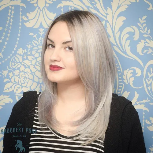 Idealne in zgrešene pričeske za okrogel obraz 9 Dolgi ravni srebrni lasje s subtilnimi sloji ob obrazu za zožen videz okroglega obraza