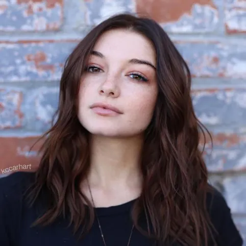 Idealne in zgrešene pričeske za okrogel obraz 6 Sredinsko razdeljeni valoviti lasje, ki optično zožijo okrogel obraz