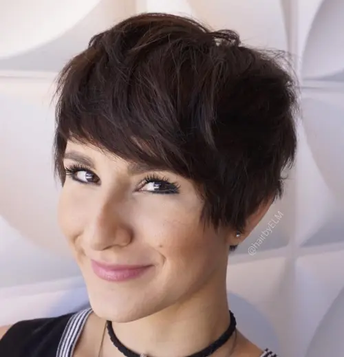 Idealne in zgrešene pričeske za srčast obraz 22 07 kratki pixie v odtenku mahagonija srcast obraz