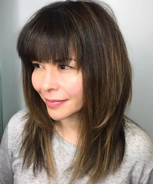 Idealne in zgrešene pričeske za srčast obraz 12 11 srednje dolgi slojeviti lasje s polnim frufrujem srcast obraz