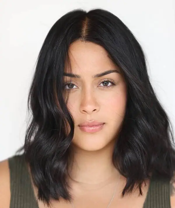 Idealne in zgrešene pričeske za ovalen obraz 11 crni lob brez frufruja z neznatnimi valovi ovalen obraz