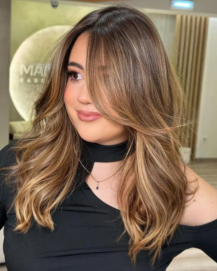 Idealne in zgrešene pričeske za okrogel obraz 13 dolga razmrsena slojasta priceska za okrogel obraz