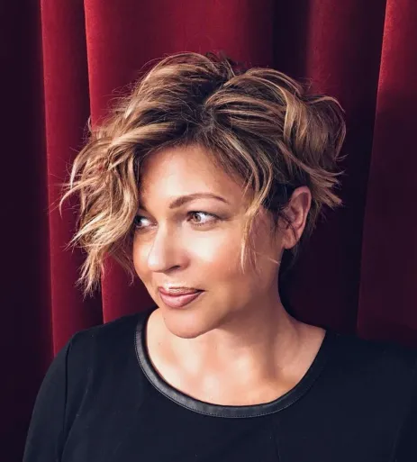 Idealne in zgrešene pričeske za kvadratni obraz 22 dolga razmrsena valovita pixie priceska za kvadratni obraz