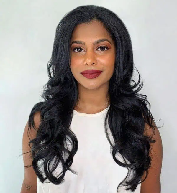 Idealne in zgrešene pričeske za ovalen obraz 12 dolgi crni slojasti lasje precesani na stran ovalen obraz