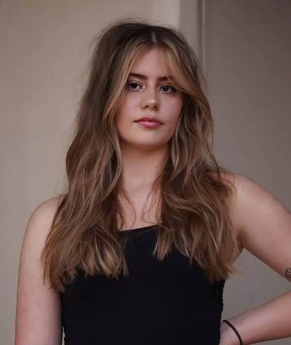 Idealne in zgrešene pričeske za ovalen obraz 20 dolgi tanki lasje z ravnimi konci in sloji ovalen obraz