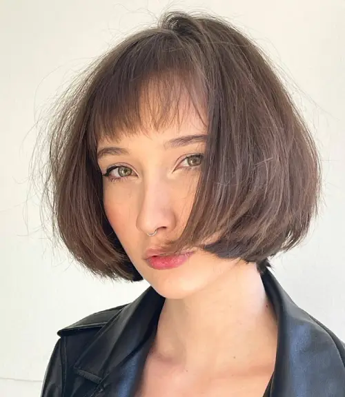 Idealne in zgrešene pričeske za diamantni obraz 3 Francoski bob do brade s kratkim perjastim frufrujem, ki doda mehkobo diamantnemu obrazu