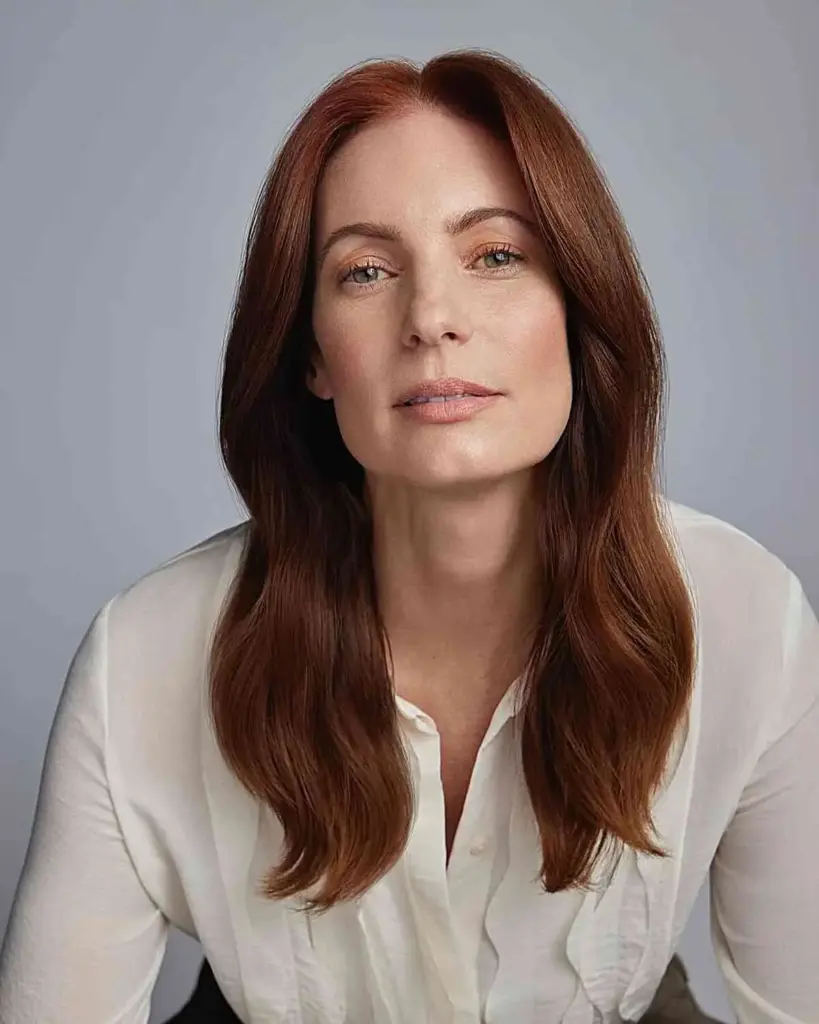 Idealne in zgrešene pričeske za kvadratni obraz 5 Gladek rez s sredinskim razdelkom, ki optično podaljša in uravnoteži kvadratni obraz