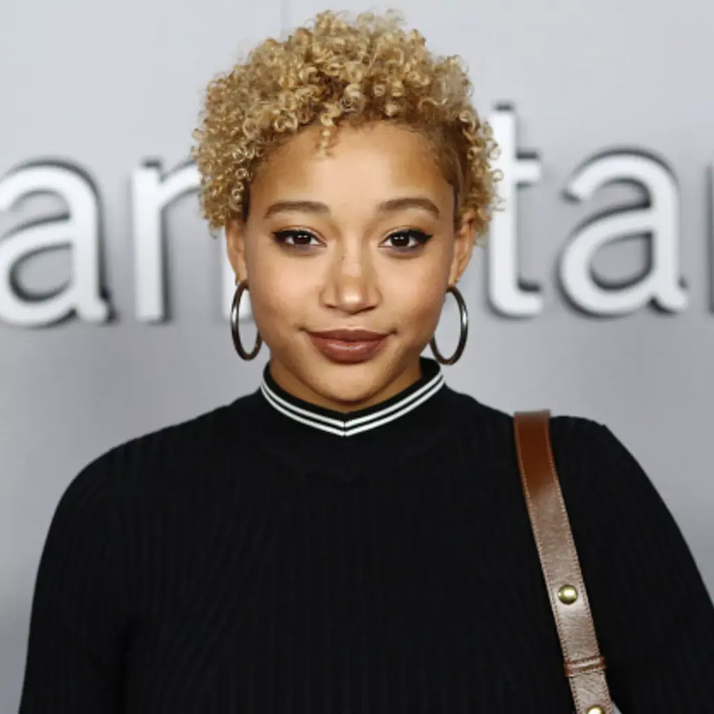 Idealne in zgrešene pričeske za srčast obraz 4 Kodrast pixie z mehkimi kodri, ki dodajo širino spodnjemu delu in zmehčajo linije srčastega obraza