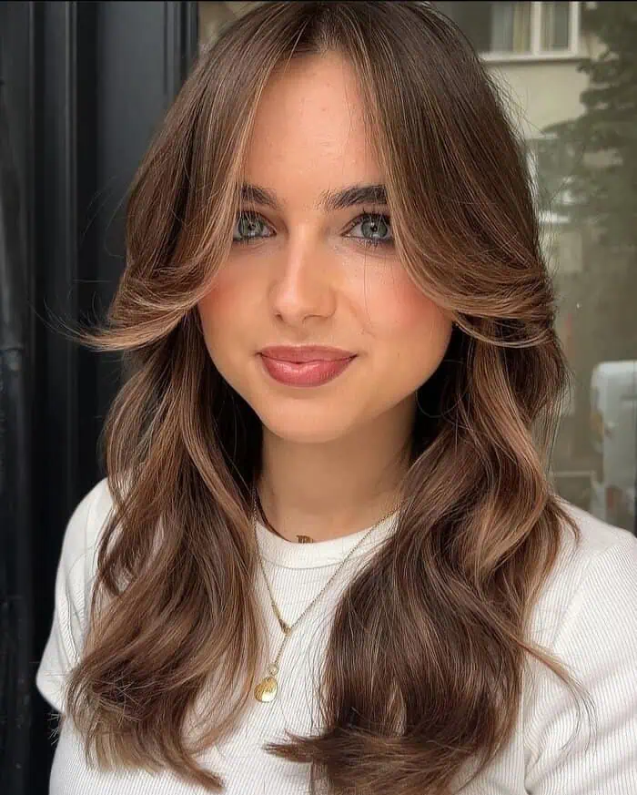 Idealne in zgrešene pričeske za okrogel obraz 16 mehka dolga valovita priceska za opticno zozanje obraza