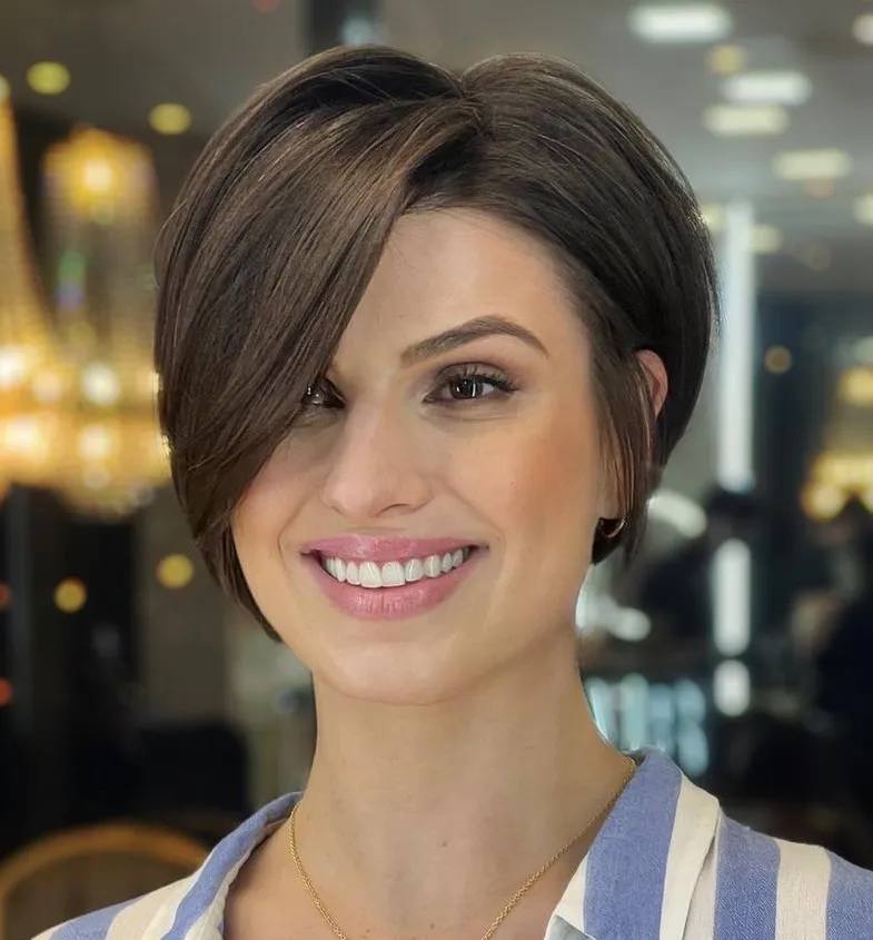 Idealne in zgrešene pričeske za kvadratni obraz 2 Pixie bob s stranskim frufrujem in daljšimi prameni, ki mehčajo čeljust in podaljšajo kvadratni obraz