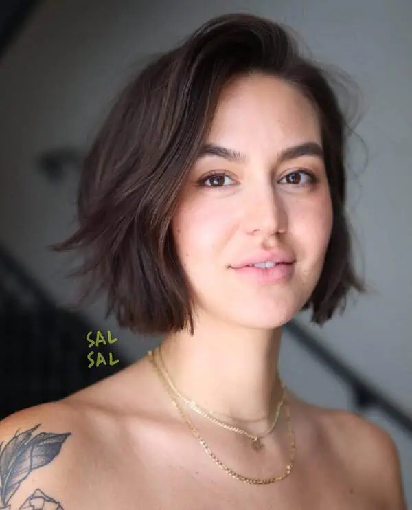 Idealne in zgrešene pričeske za ovalen obraz 22 precizen bob z precesanim videzom ovalen obraz