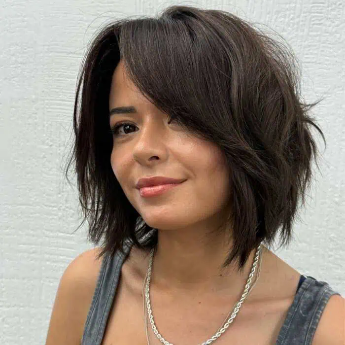 Idealne in zgrešene pričeske za okrogel obraz 20 razgiban bob z zavesastim frufrujem za okrogel obraz