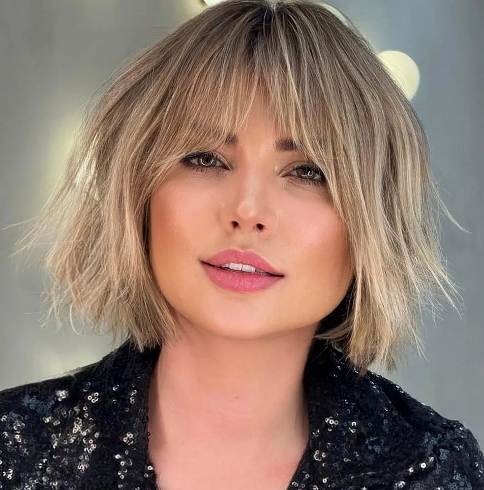 Idealne in zgrešene pričeske za kvadratni obraz 3 Razmršen bob s perjastim frufrujem, ki razbije stroge linije in doda mehkobo kvadratnemu obrazu