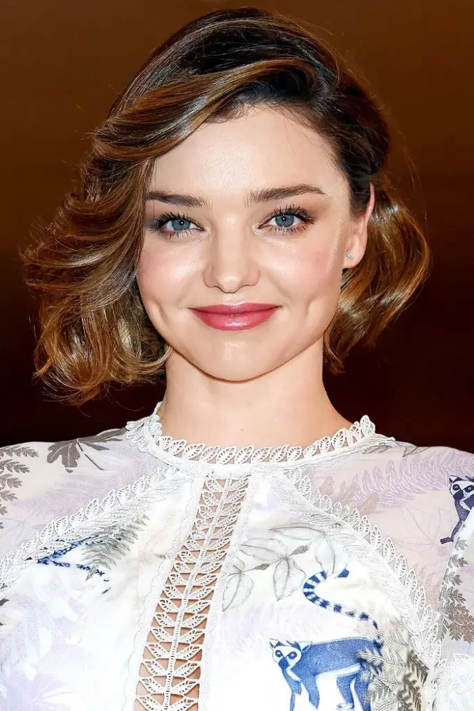 Idealne in zgrešene pričeske za srčast obraz 7 Razpršen bob z navzven oblikovanimi konicami, ki ustvarijo volumen okoli brade pri srčastem obrazu