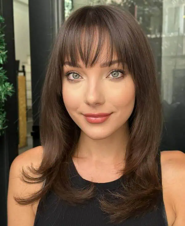 Idealne in zgrešene pričeske za ovalen obraz 24 slojasta srednje dolga priceska z neznatnim frufrujem ovalen obraz