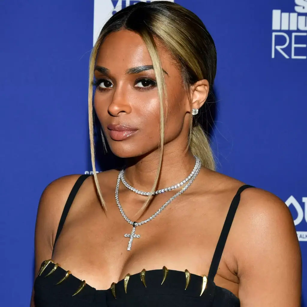 Idealne in zgrešene pričeske za podolgovat obraz 8 Sredinsko razdeljen nizek čop, ki dodaja širino in uravnoteži podolgovat obraz