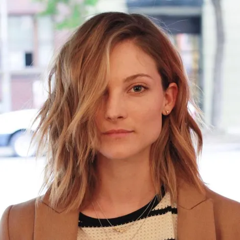 Idealne in zgrešene pričeske za kvadratni obraz 25 srednje dolga karamelna shag priceska za kvadratni obraz