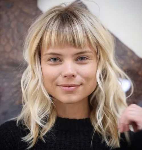 Idealne in zgrešene pričeske za kvadratni obraz 20 srednje dolga valovita priceska z frufrujem za kvadratni obraz