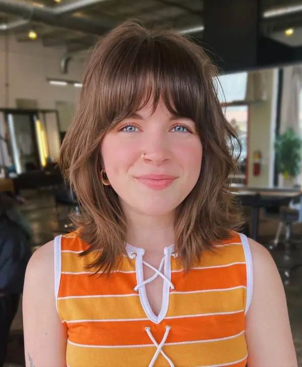 Idealne in zgrešene pričeske za ovalen obraz 27 srednje dolgi lasje z obrnjenimi konci in frufru do obrv ovalen obraz