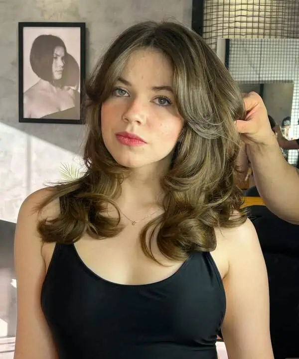 Idealne in zgrešene pričeske za ovalen obraz 28 srednje dolgi valoviti lasje zavesasti frufru ovalen obra