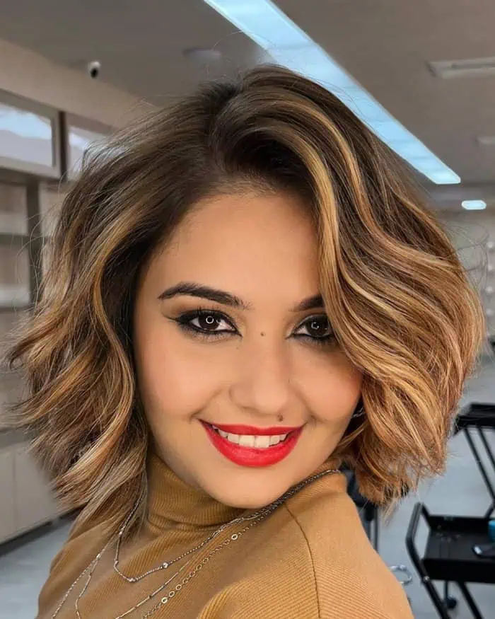 Idealne in zgrešene pričeske za okrogel obraz 25 voluminozen slojasti bob z precesano preco za okrogel obraz