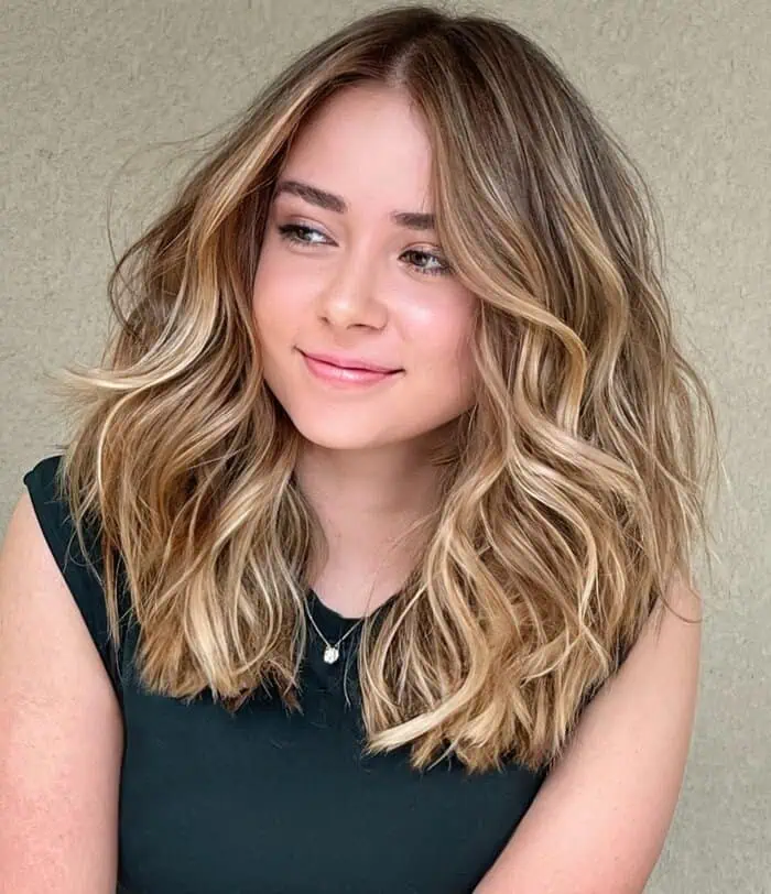 Idealne in zgrešene pričeske za okrogel obraz 26 voluminozna valovita priceska do pazduh za okrogel obraz