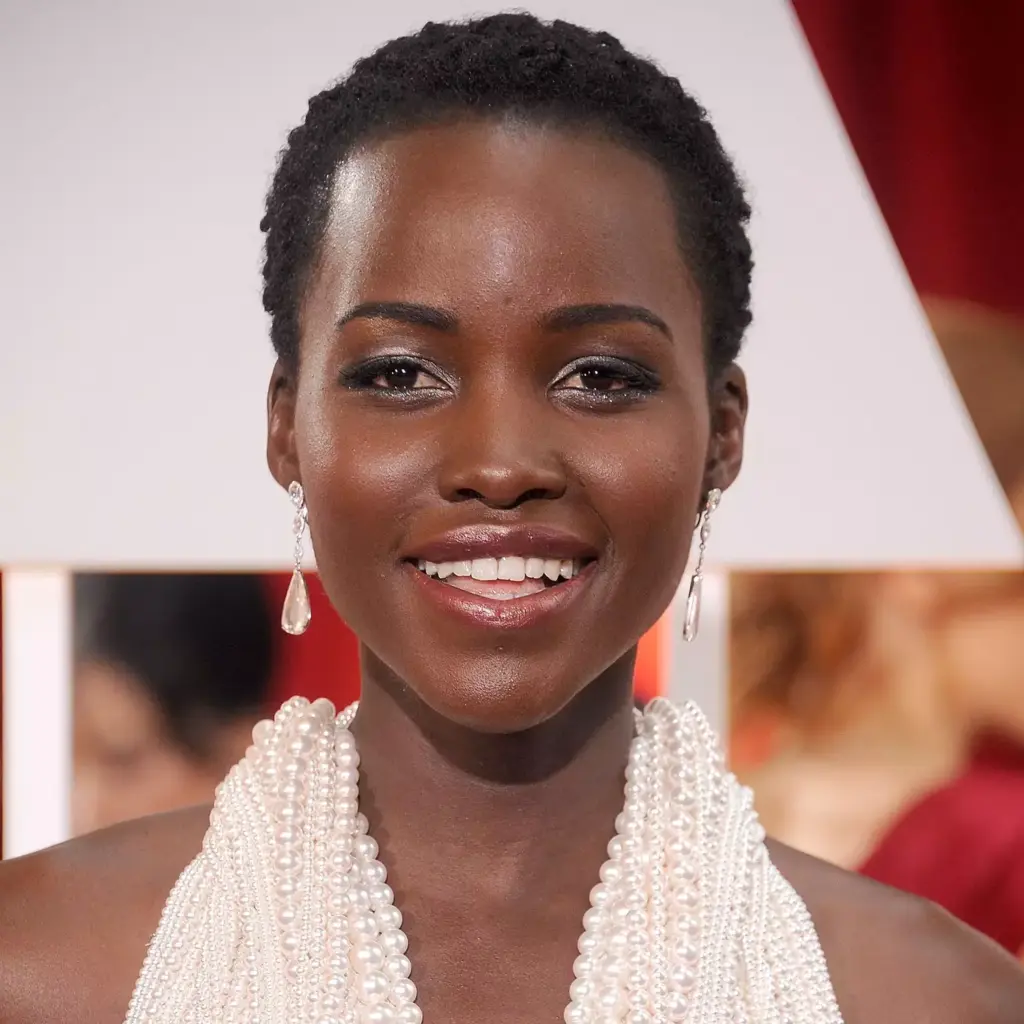 Idealne in zgrešene pričeske za podolgovat obraz 3 Zelo kratek pixie, ki poudari oči in ličnice ter uravnoteži podolgovat obraz