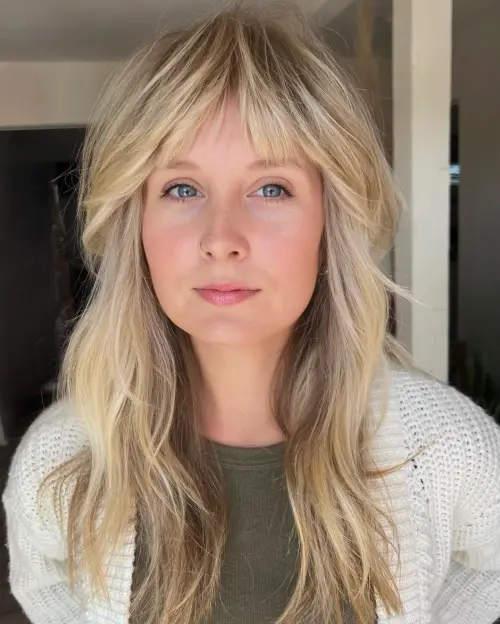 dolga blond shag priceska z neznatnimi slojastimi prameni za tanke lase