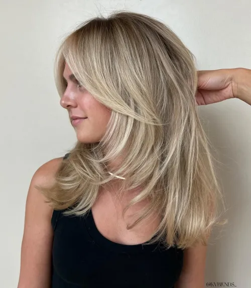 dolga priceska s plastmi ki uokvirjajo obraz za tanke lase