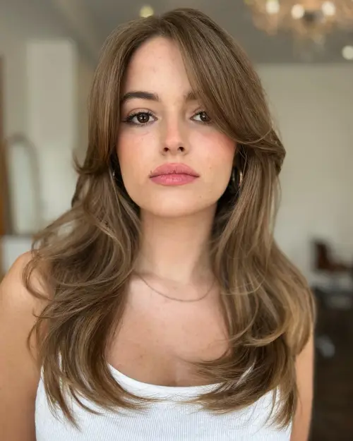 dolga razgibana priceska z dolgim stranskim frufrujem za tanke lase