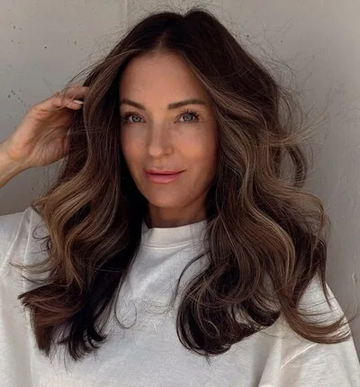 Idealne in zgrešene pričeske za podolgovat obraz 25 dolgi lasje z rahlimi valovi poldogovat obraz