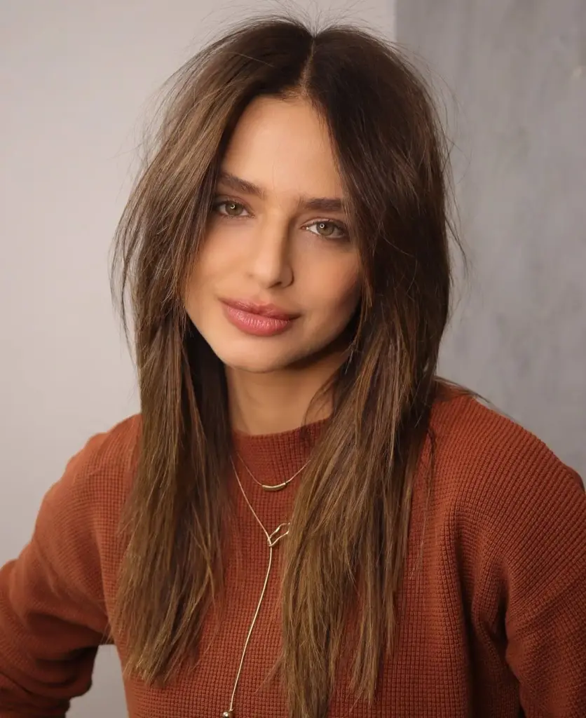 Dolgi ravni lasje z razcefranimi konicami in sloji, ki lepo uokvirjajo obraz ter dodajo gibanje.