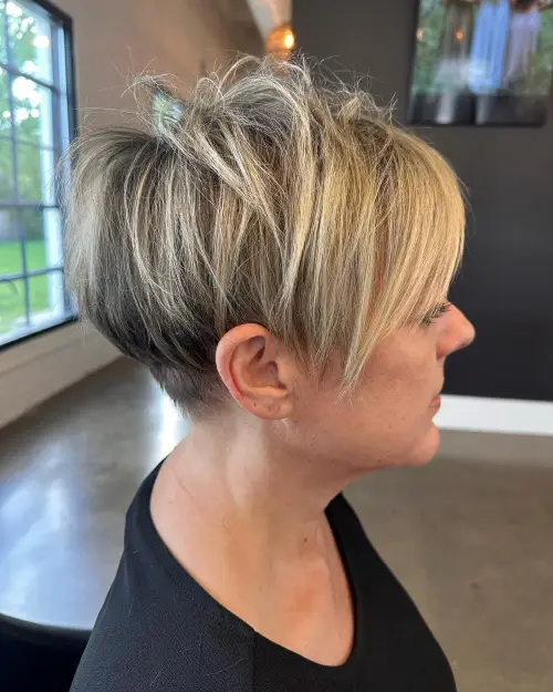 razmrsen pixie z undercutom za tanke ravne lase