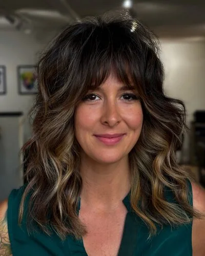 Idealne in zgrešene pričeske za podolgovat obraz 16 slojevita priceska z valovi in volumnom poldogovat obraz