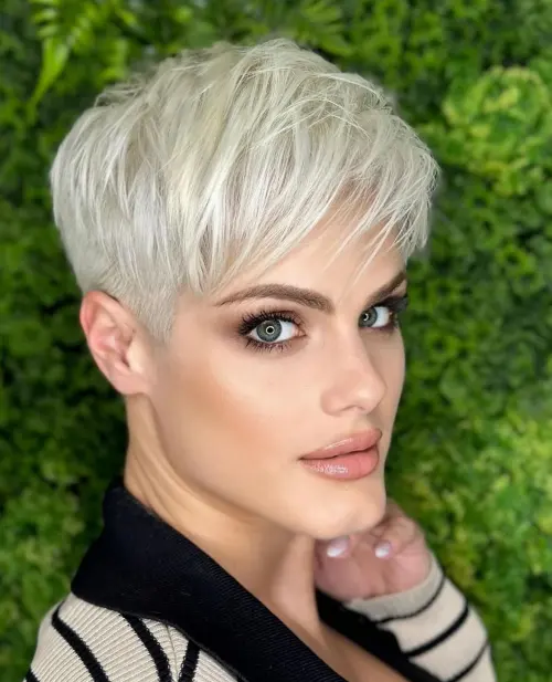 srebrno blond pixie z undercutom za tanke lase