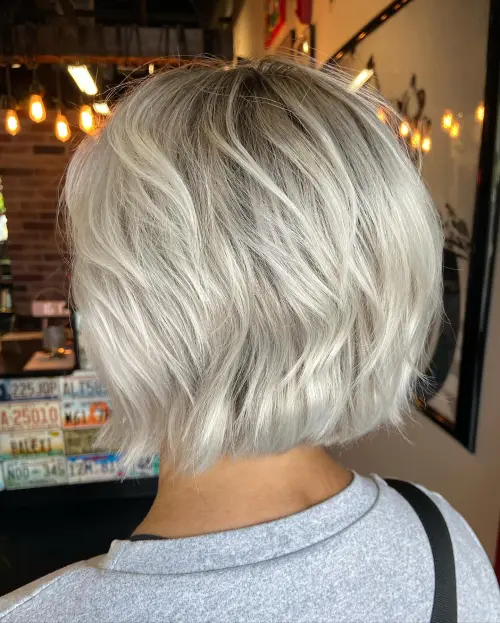 srebrno blond slojasti bob do vratu za tanke lase