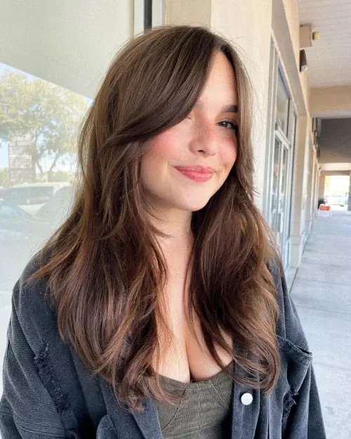 srednje dolga razgibana shag priceska za tanke lase in okrasele obrazne poteze