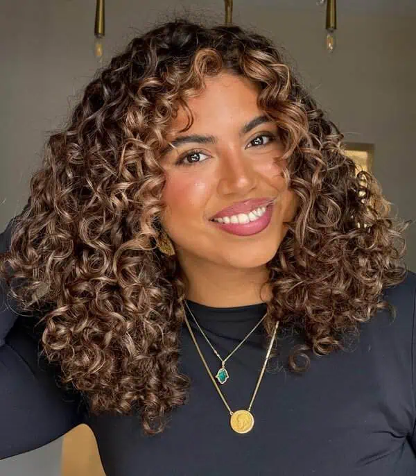 srednji kodri z rjavim balayage