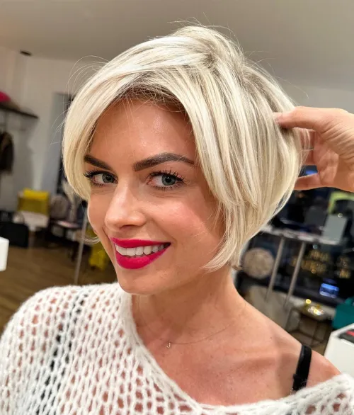 svetlo blond bixie priceska z volumnom za tanke lase