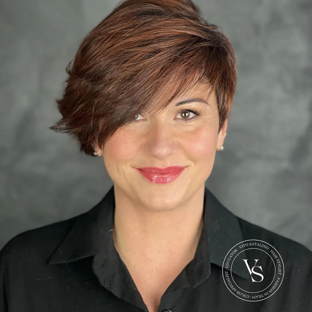 Asimetrični plasten pixie bob, ki združuje sodoben videz in eleganco za ženske po 50. letu.