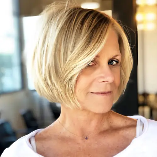 blond bob do brade z zatemnjenimi koreninami