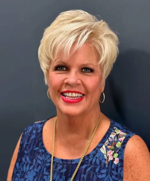 blond stopnicasti rez po 50 letu