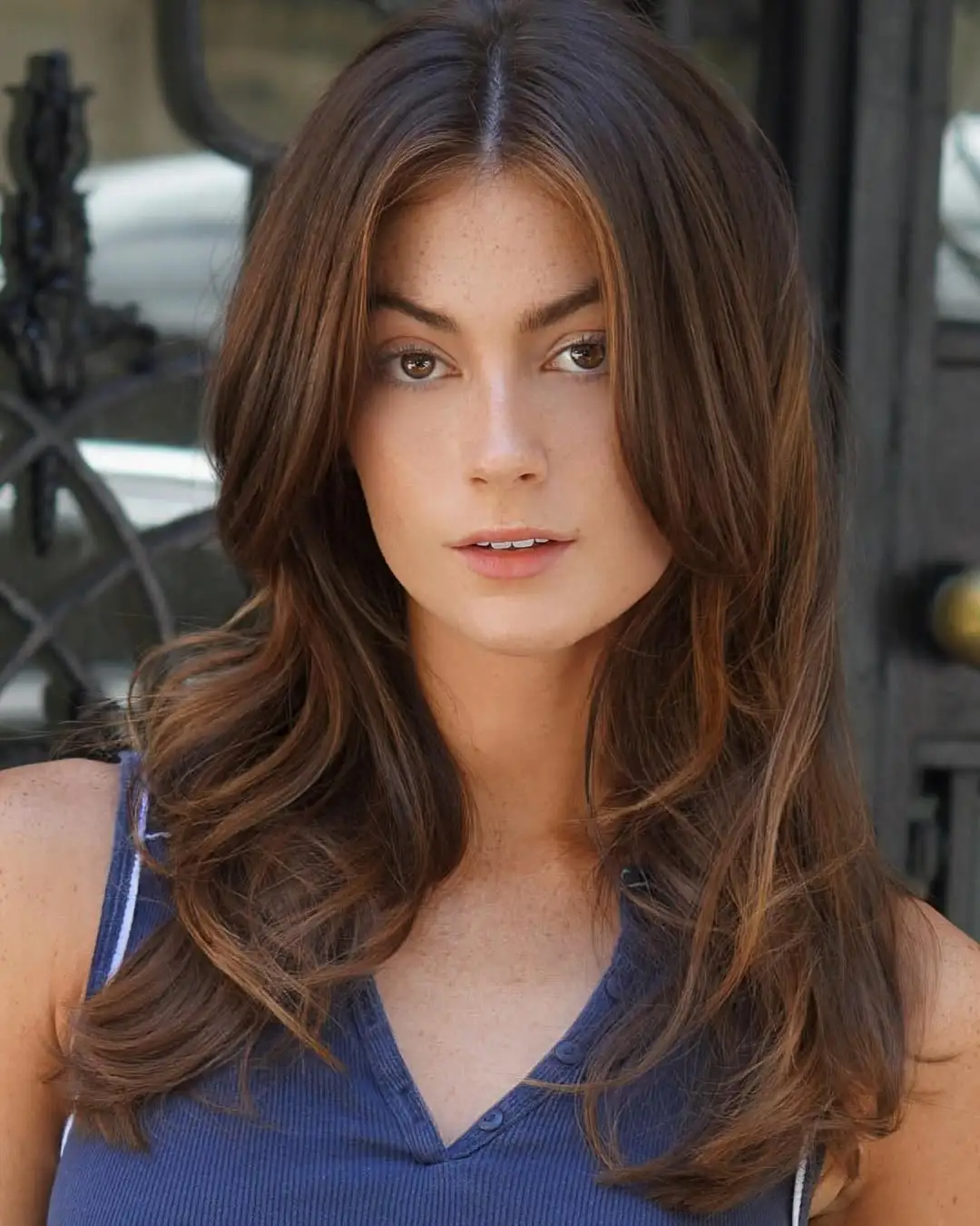 Idealne in zgrešene frizure za pravokotni obraz 8 Dolga fen frizura z zavesastim frufrujem za pravokotni obraz – pričeska, ki mehča poteze in zakrije širše dele obraza.